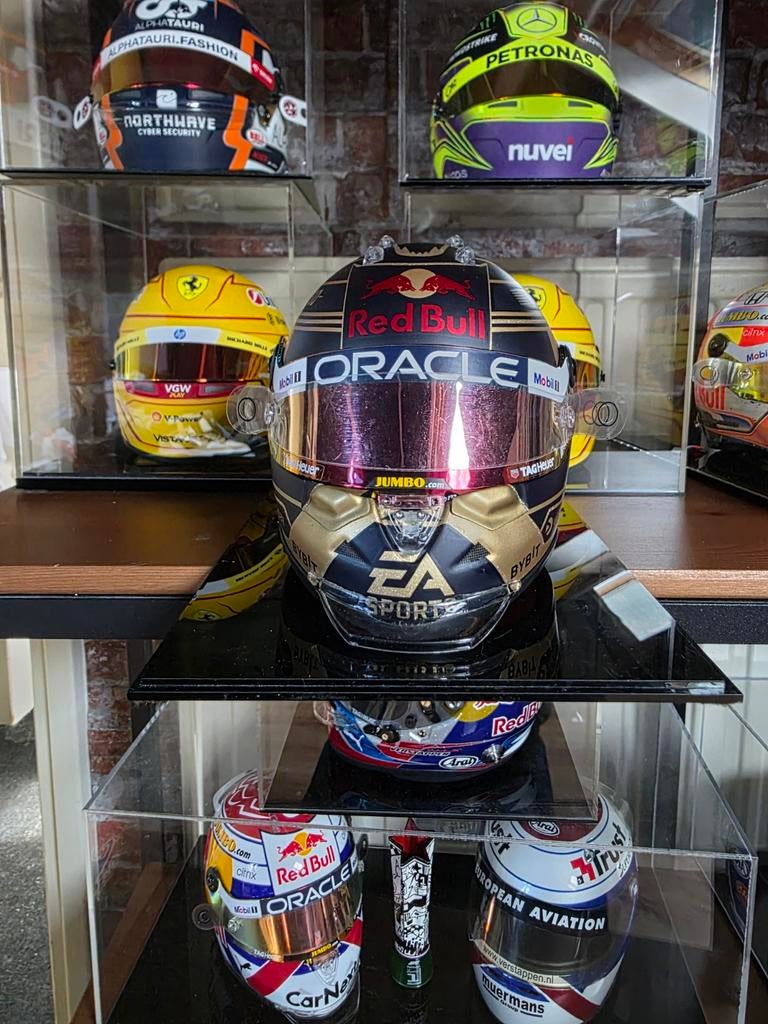 1:2 WERELDKAMPIOEN 2023 HELM MAX VERSTAPPEN, Verzamelen, Automerken, Motoren en Formule 1, Ophalen of Verzenden, Zo goed als nieuw