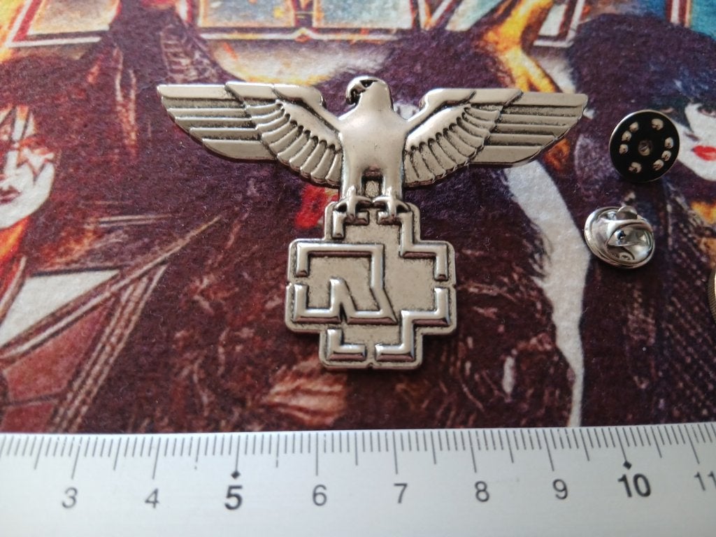 Rammstein vrij mooie en nieuwe pin speld badge, Verzamelen, Ophalen of Verzenden, Nieuw, Overige typen