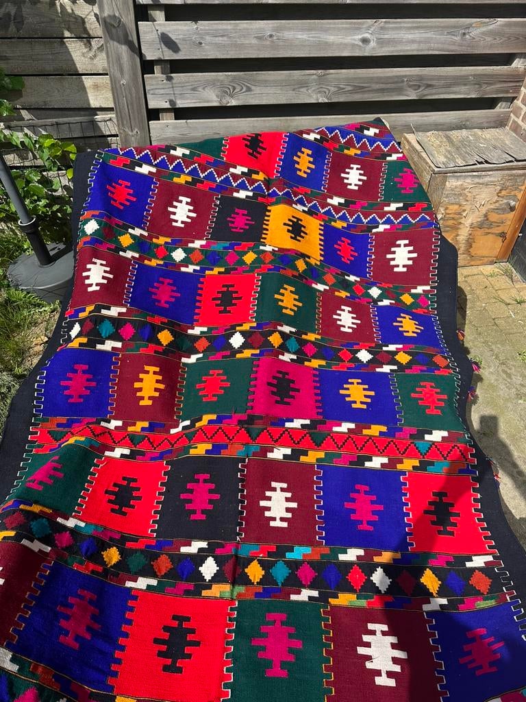 Handgemaakt tapijt 60 jaar oud, Ophalen of Verzenden, Zo goed als nieuw, Rechthoekig, 200 cm of meer