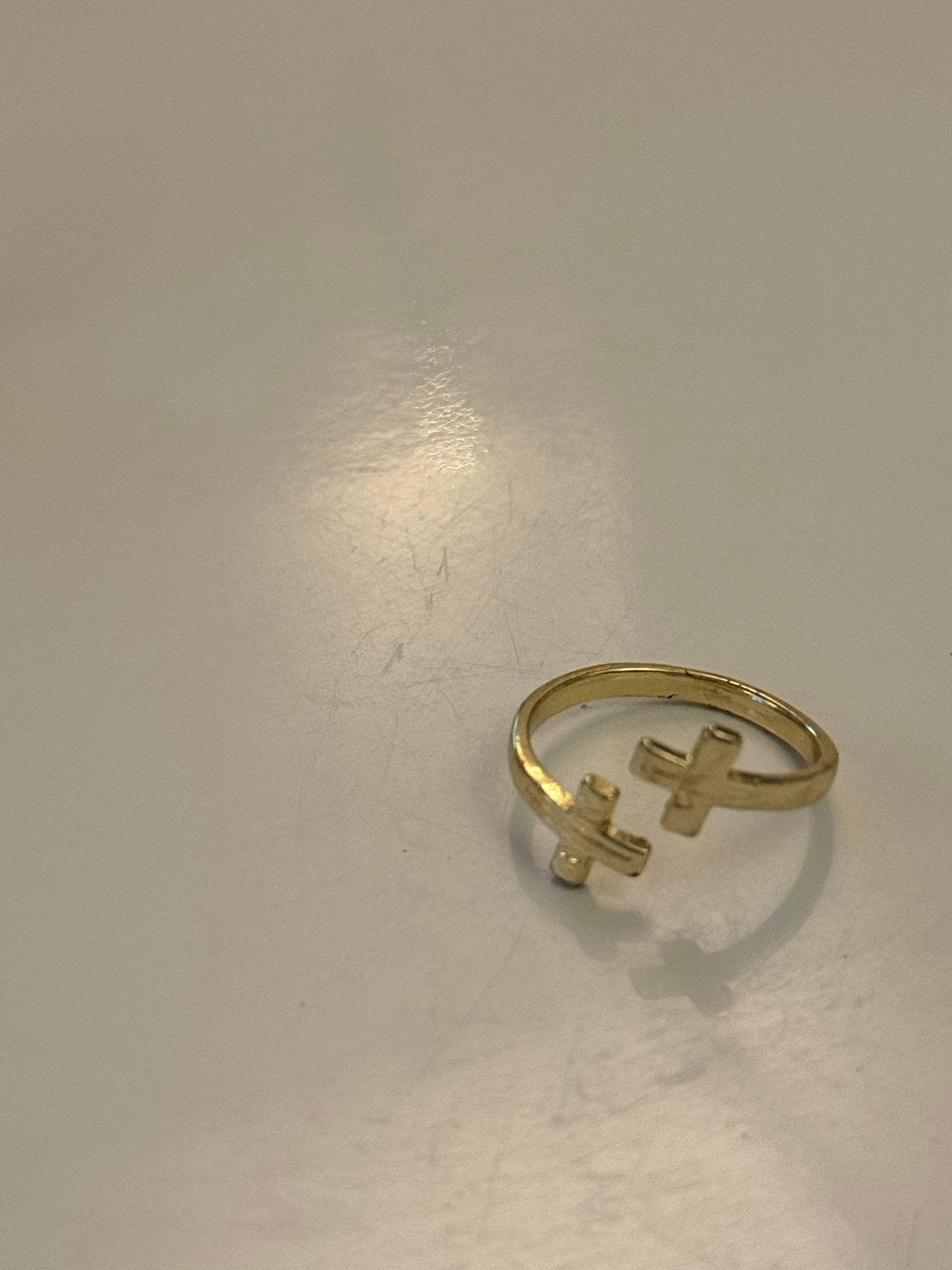 Goudkleurige ring met kruisjes, Overige materialen, Gebruikt, Ophalen of Verzenden, Dame