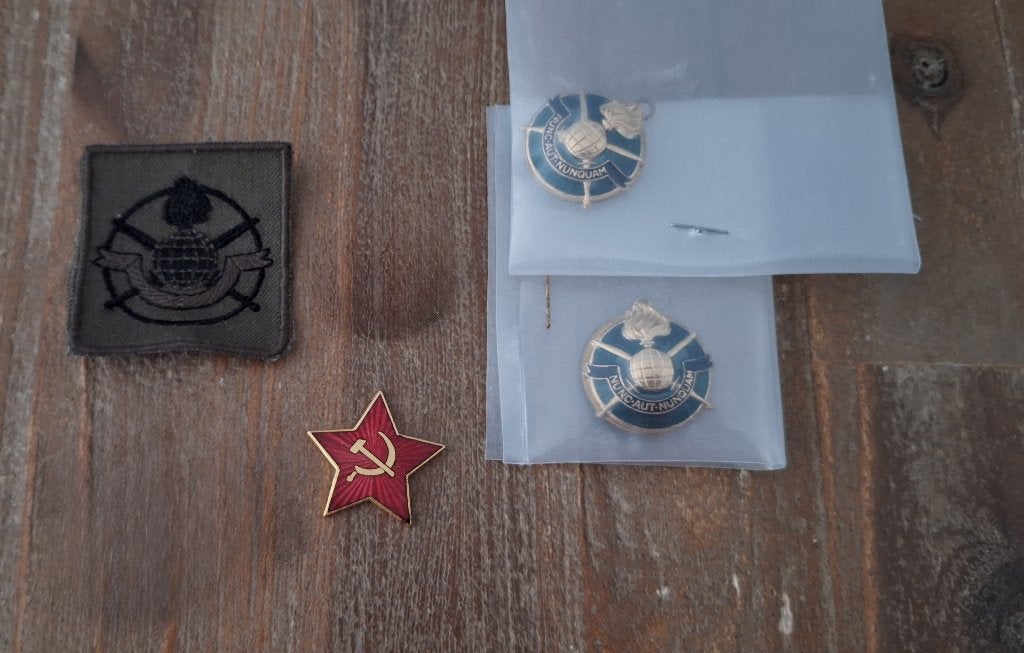 Militairia Emblemen KCT en USSR, Ophalen of Verzenden, Landmacht, Nederland, Embleem of Badge