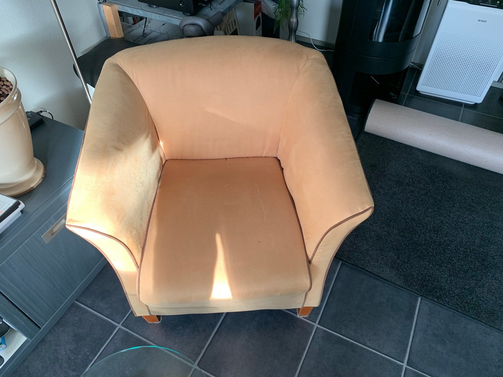 GRATIS: Okergele fauteuil met antraciet vloerkleed (2x3m), Ophalen, Gebruikt, Stof