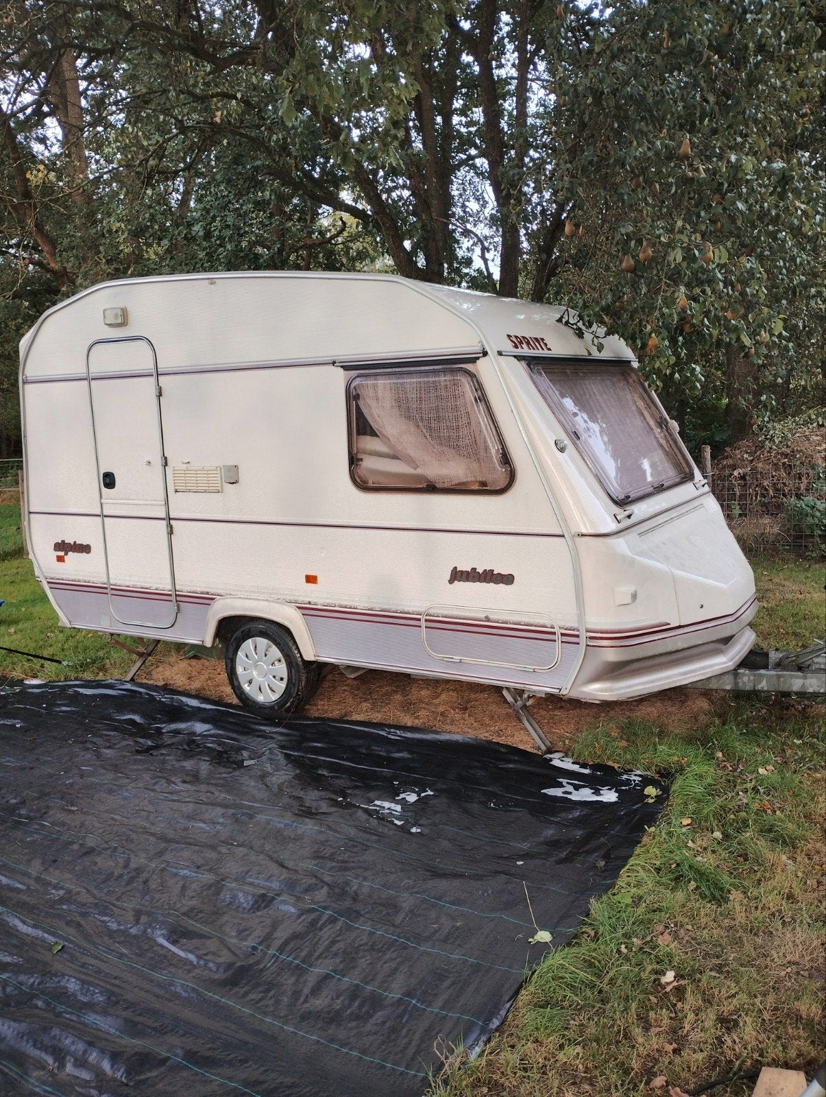 Sprite Alpine caravan met voortent, Caravans en Kamperen, Omvormbare zithoek, Particulier, Sprite, Rondzit
