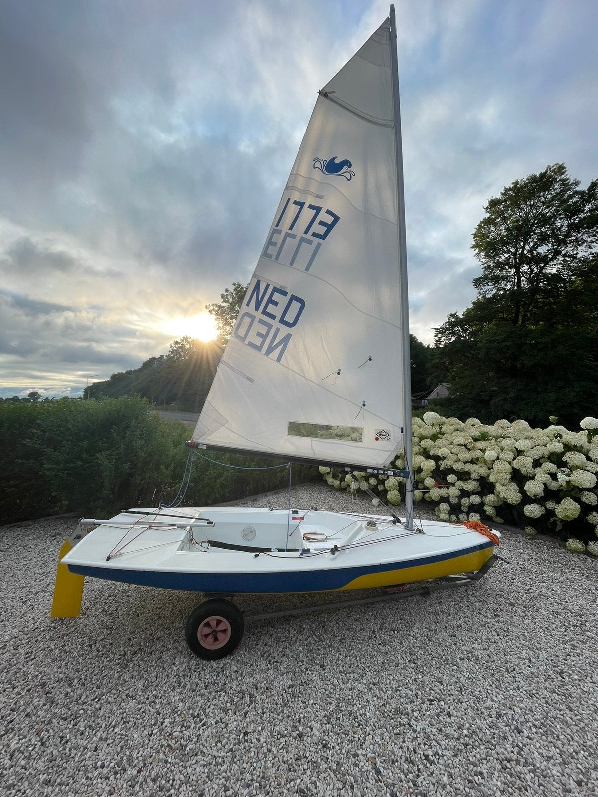 Zeilboot Splash + waltrailer & aanhanger beschikbaar, Ophalen, Zo goed als nieuw