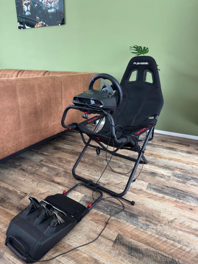 Playseat met Logitec g29, Spelcomputers en Games, Spelcomputers | Xbox | Accessoires, Ophalen, Zo goed als nieuw, Stuurtje of Sportattribuut
