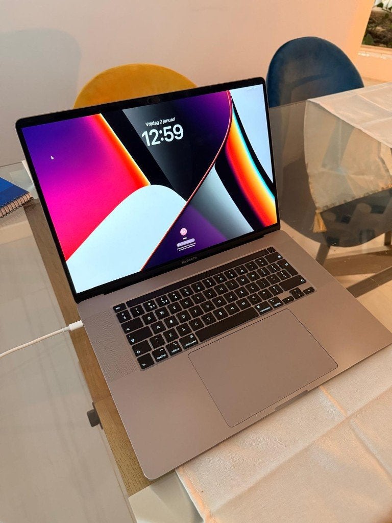 MacBook Pro 16” 2019 – i7 – 32GB RAM – 1TB SSD