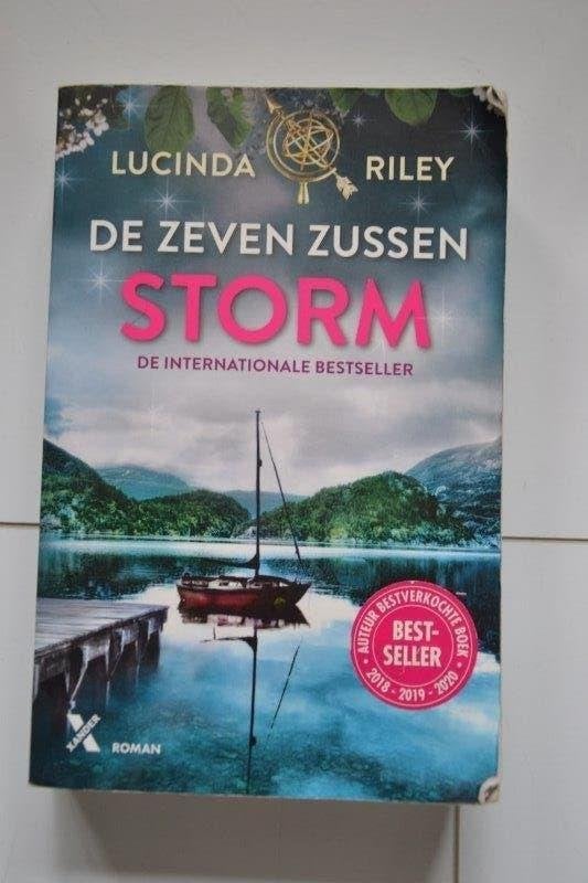 Lucinda riley - storm - de zeven zussen., Boeken, Ophalen of Verzenden, Zo goed als nieuw, Lucinda Riley