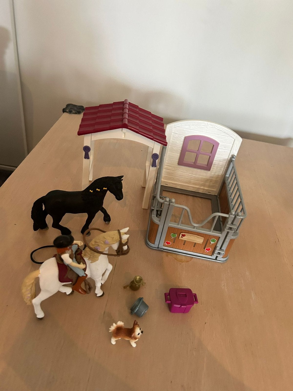 Schleich paardenstal met 2 paarden en toebehoren, Ophalen of Verzenden, Zo goed als nieuw