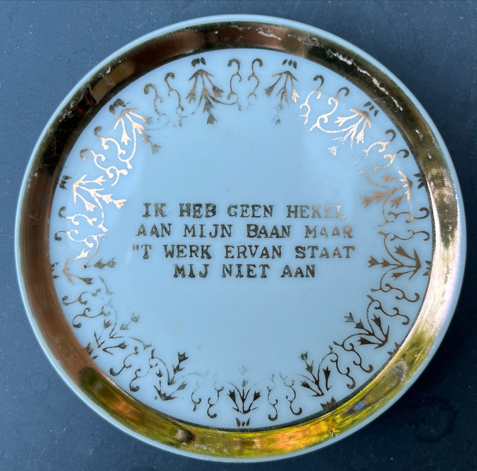 Vintage decoratief schaaltje met spreuk - "Ik heb geen hekel, Antiek en Kunst, Ophalen of Verzenden