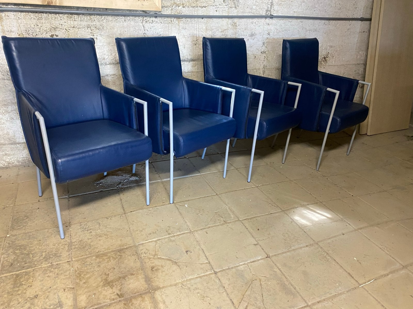 Set van 4 blauwe leren design stoelen met metalen frame, Huis en Inrichting, Ophalen, Gebruikt, Blauw, Leer