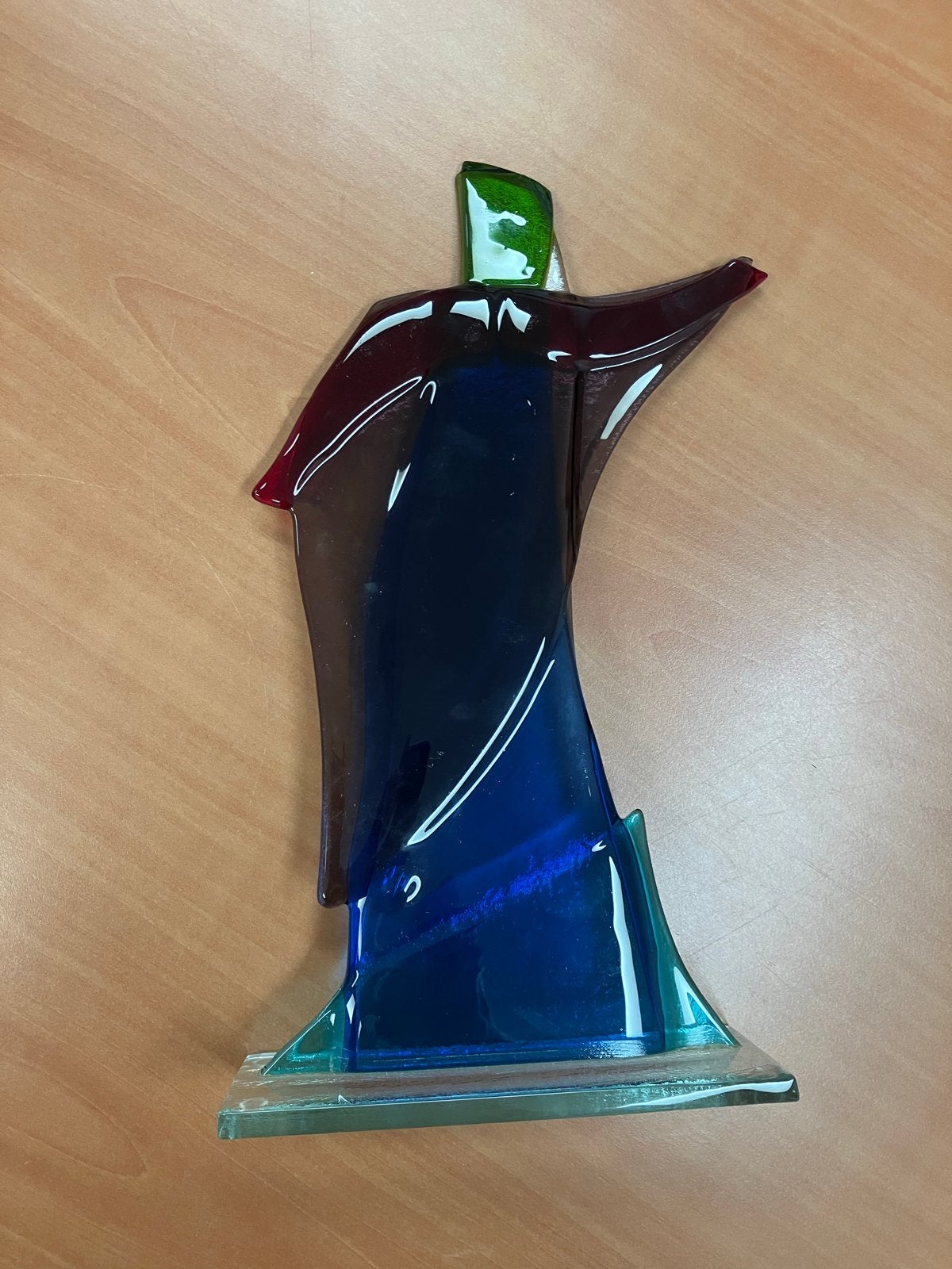 Abstract glazen beeld in blauw, rood en groen, Glas, Ophalen of Verzenden, 20 - 50 cm, Op sokkel