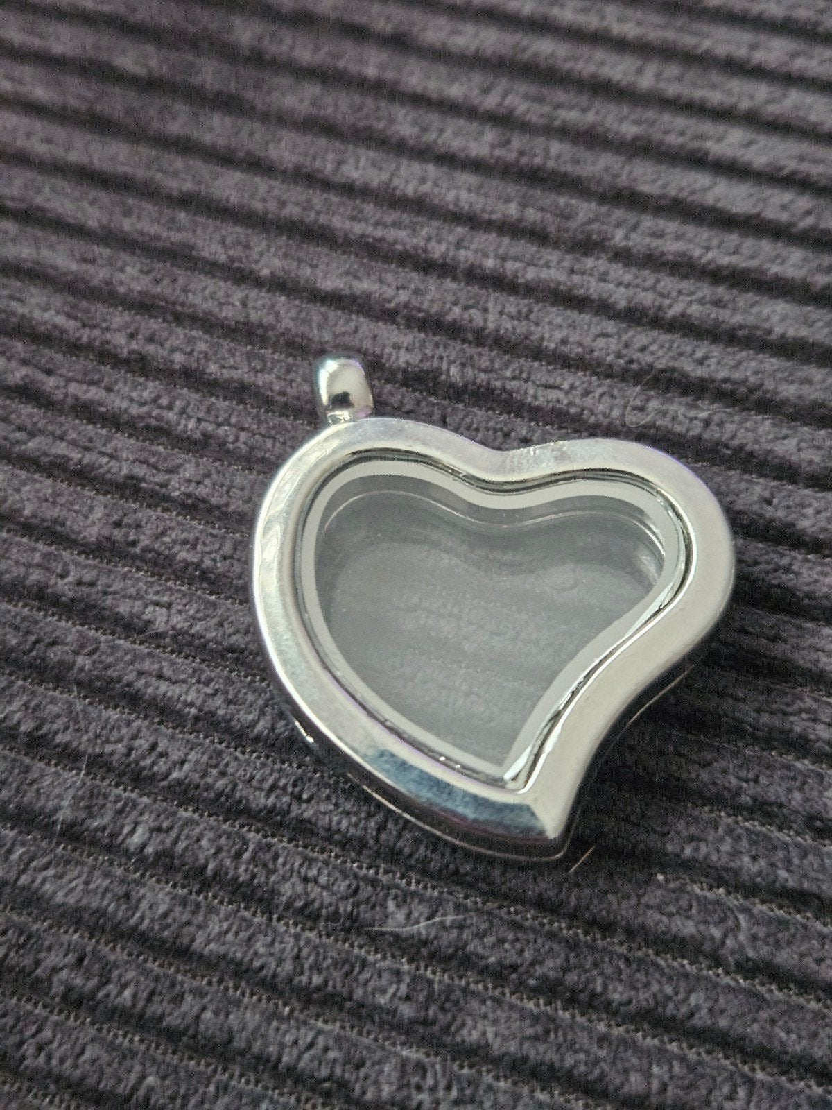 Zilverkleurige Hartvormige Medaillon Hanger, Ophalen of Verzenden, Nieuw, Zilver, Overige materialen