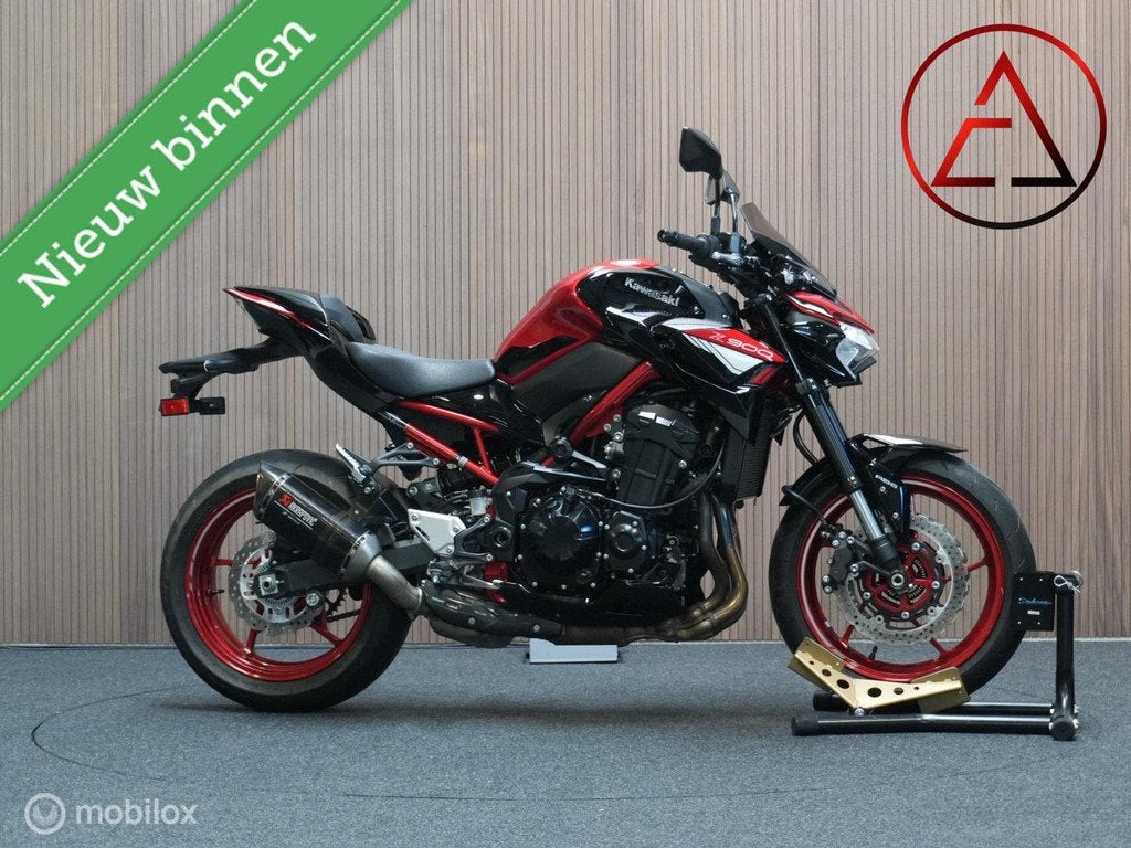 Kawasaki Z900 2024 Candy Red | Performance Pack | 7.228km, Sportuitlaat, Kawasaki, 948 cc, Bedrijf