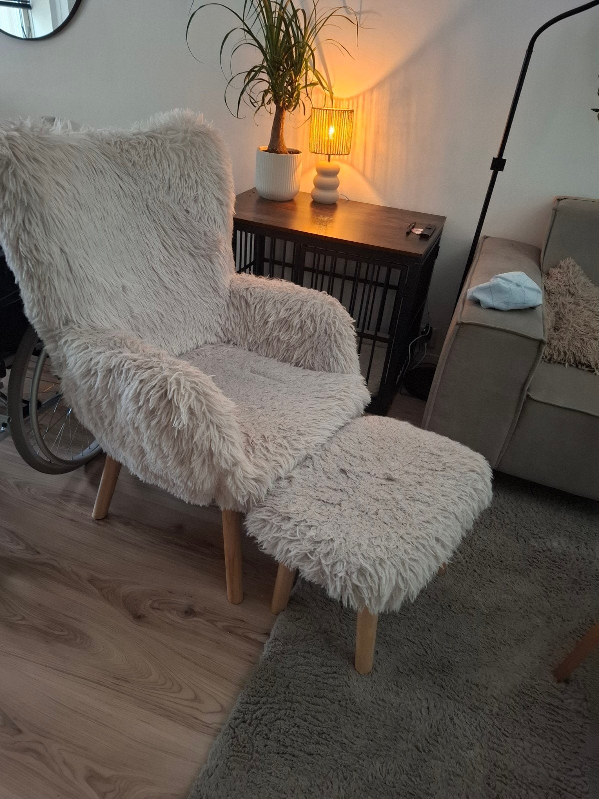 Comfortabele fauteuil met voetenbank - Crème pluizig, Huis en Inrichting, Ophalen, Gebruikt, 75 tot 100 cm, 50 tot 75 cm