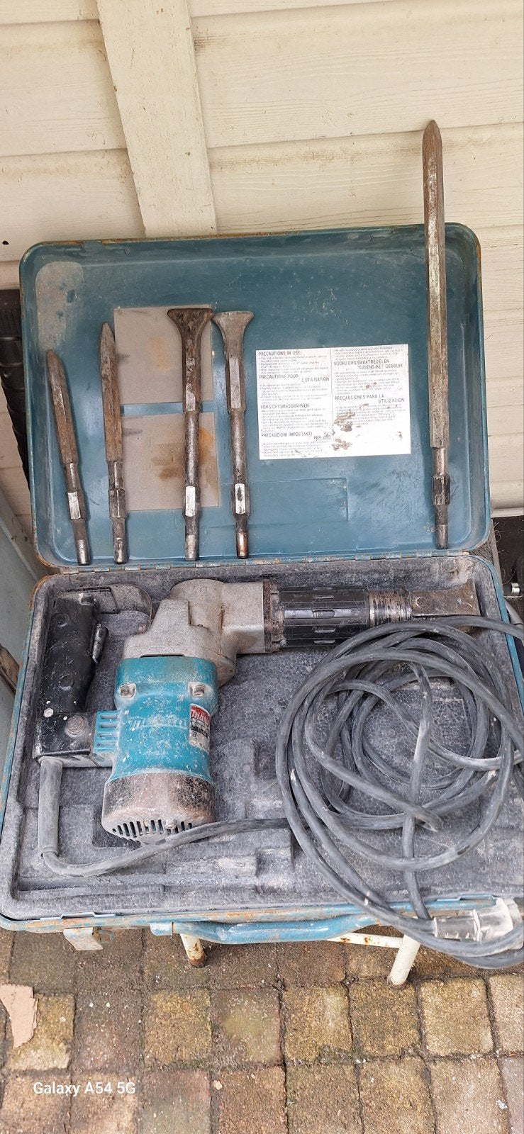 Makita HM0810 Breekhamer met koffer en beitels, Doe-het-zelf en Verbouw, Gereedschap | Handgereedschap, Ophalen, Gebruikt, Overige typen