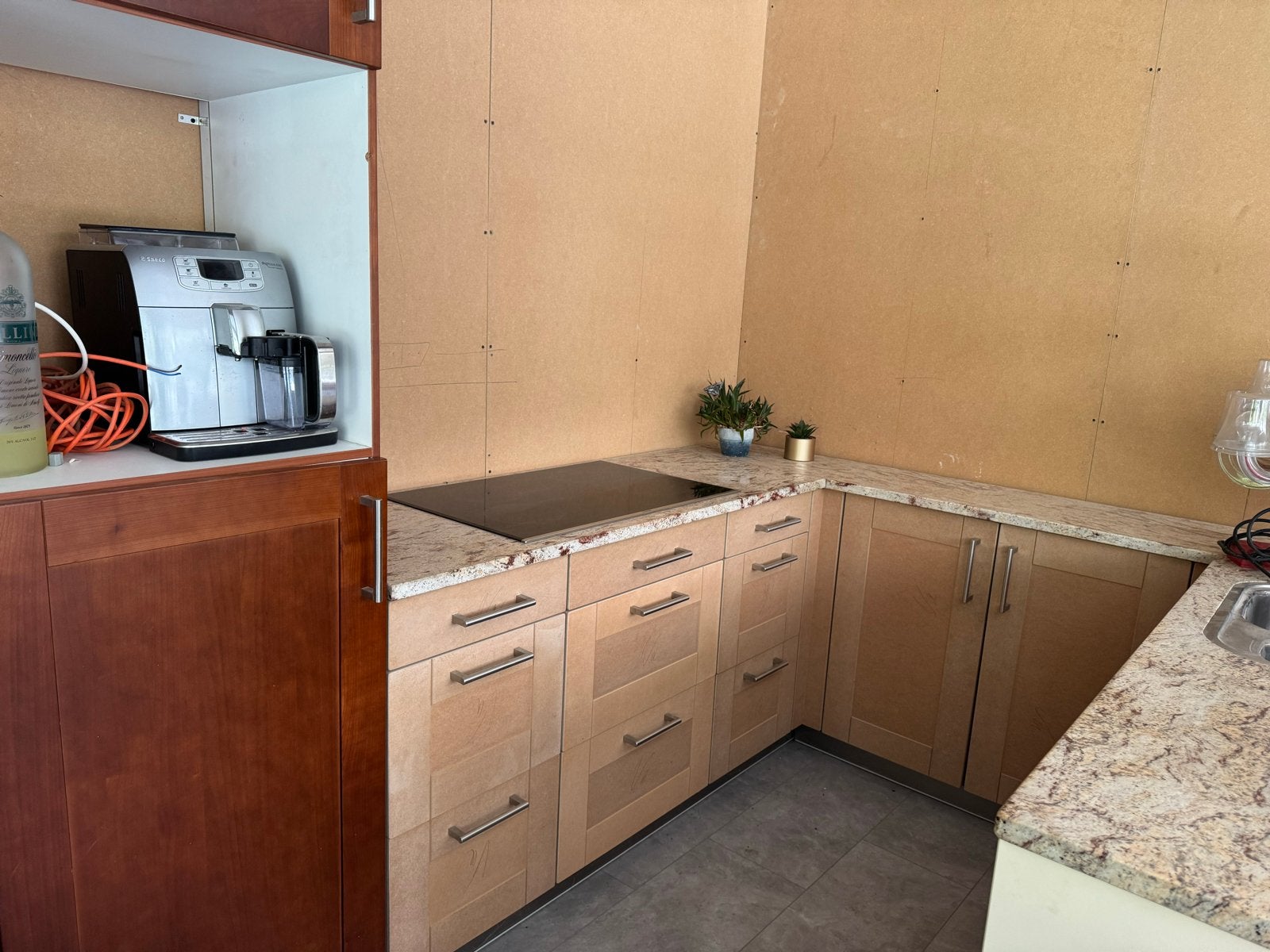 Complete keuken met eiland, apparatuur en bar, Gebruikt, Bruin, Hoekkeuken, Graniet of Steen