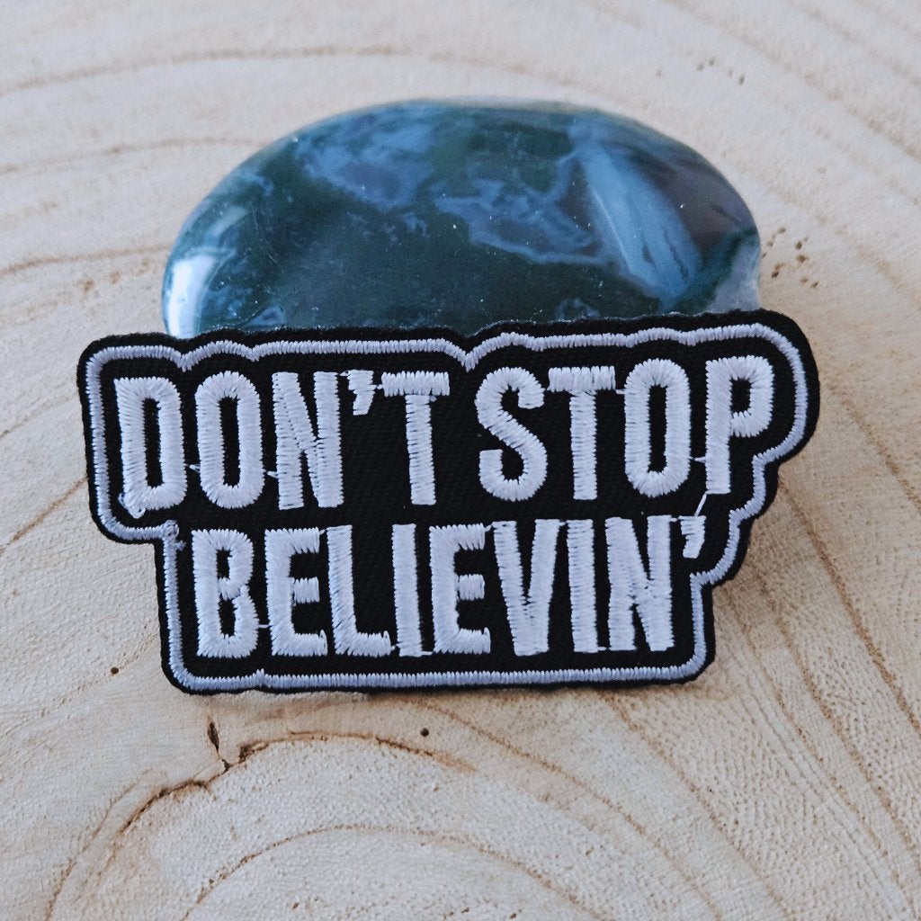 Strijk embleem applicatie Patch Don't stop believin, Hobby en Vrije tijd, Kledingapplicaties en Hotfix, D, Nieuw, Ophalen of Verzenden