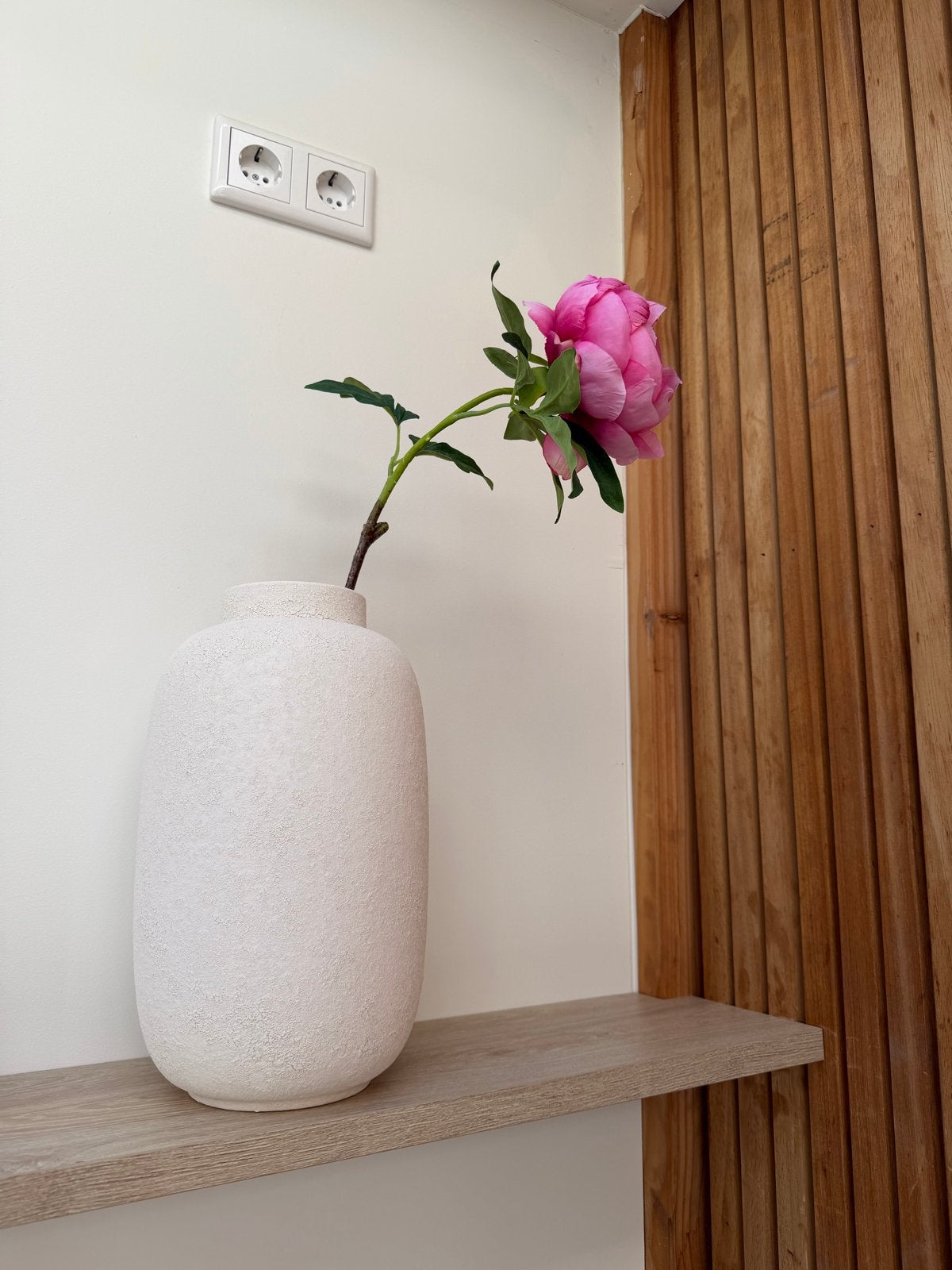 Moderne beige vaas met structuur, 30 cm hoog, Ophalen, Beige, Zo goed als nieuw, Geschikt voor droogbloemen