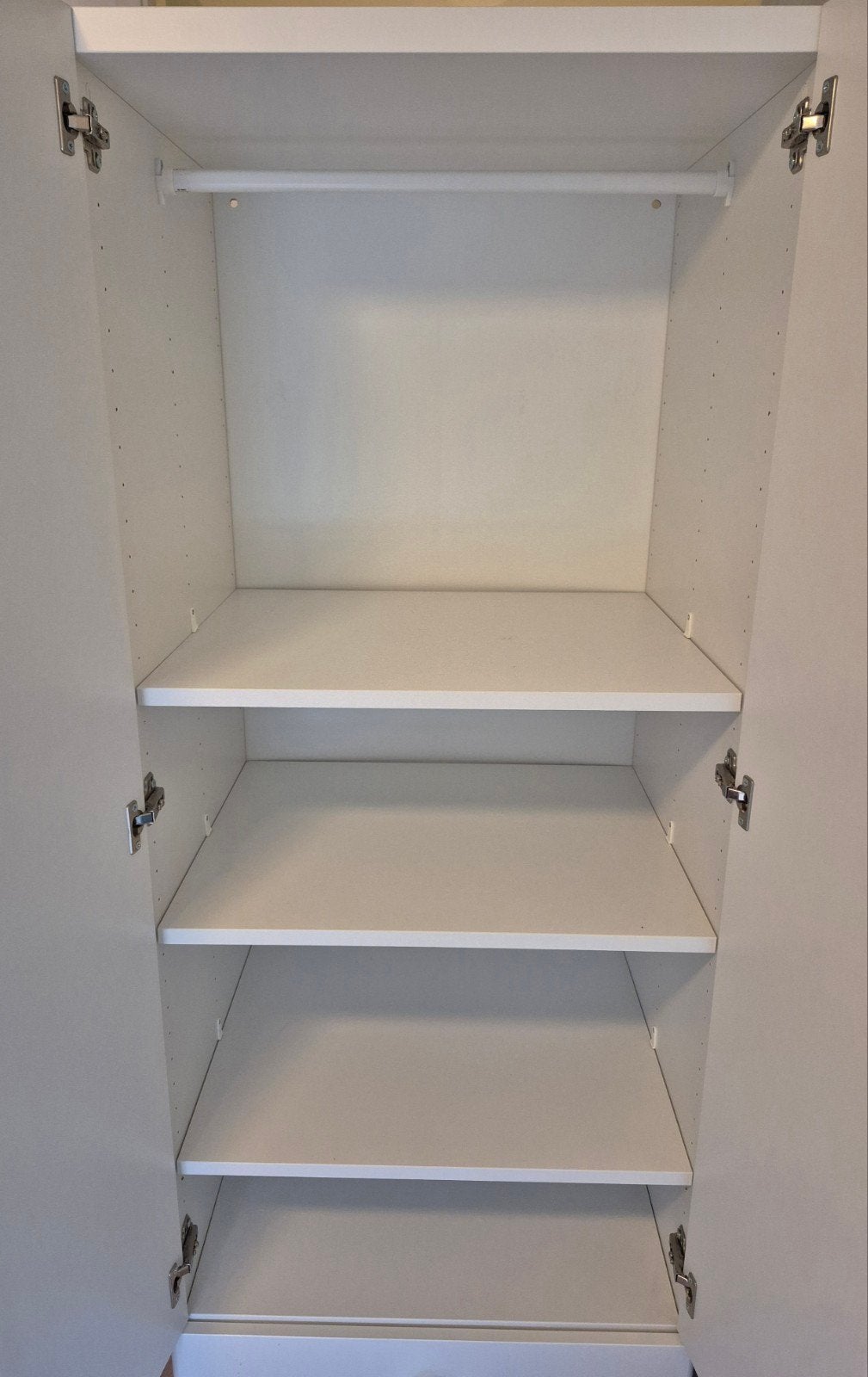 Foto 2 van Ikea kinder kledingkast 2 lades met hang gedeelte