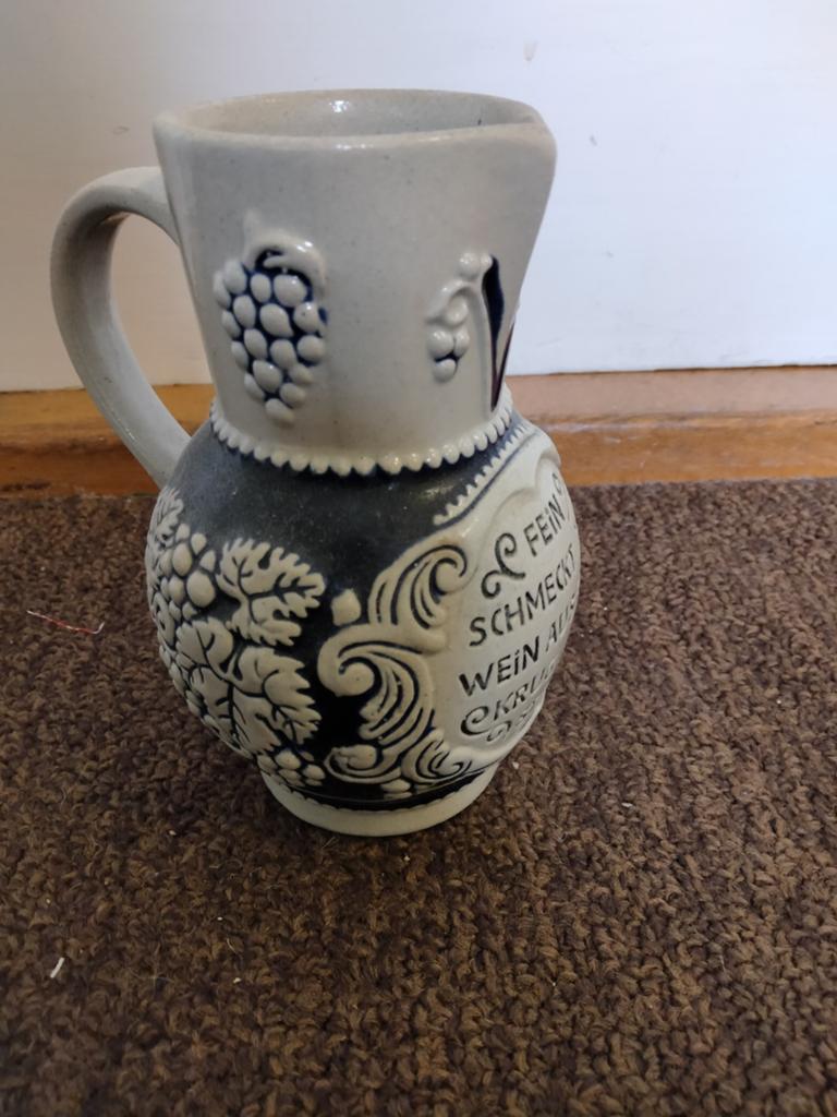 Vintage Duitse wijnkan - Keramiek met reliëf, Ophalen of Verzenden