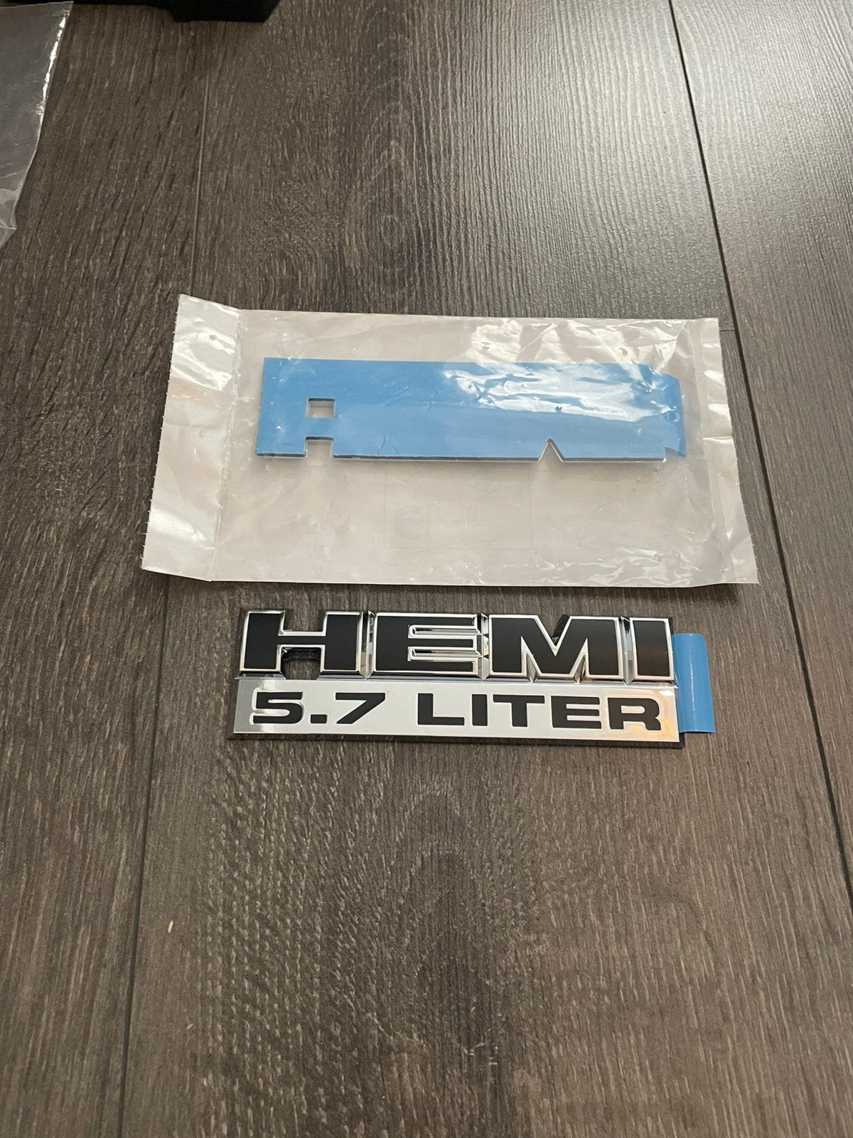 Te koop 2 nieuwe Dodge HEMI emblemen, Ophalen of Verzenden