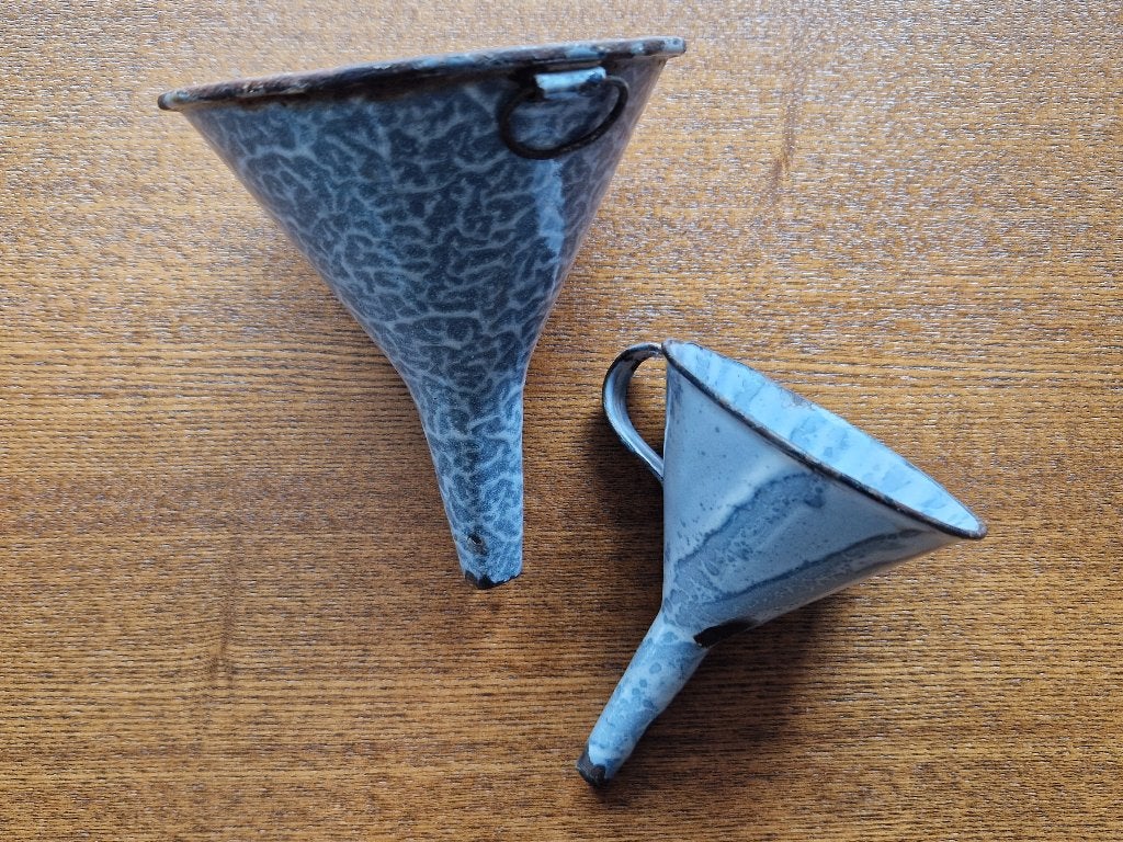 Twee antieke, emaille trechters uit de jaren 30, Ophalen of Verzenden