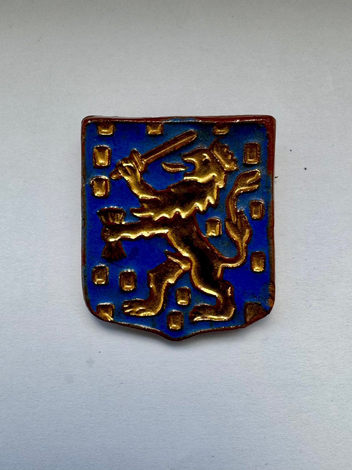 Broche Wapenschild Leeuw Tegelsche Keramiek Handwerk, Ophalen of Verzenden, Landmacht, Nederland, Embleem of Badge