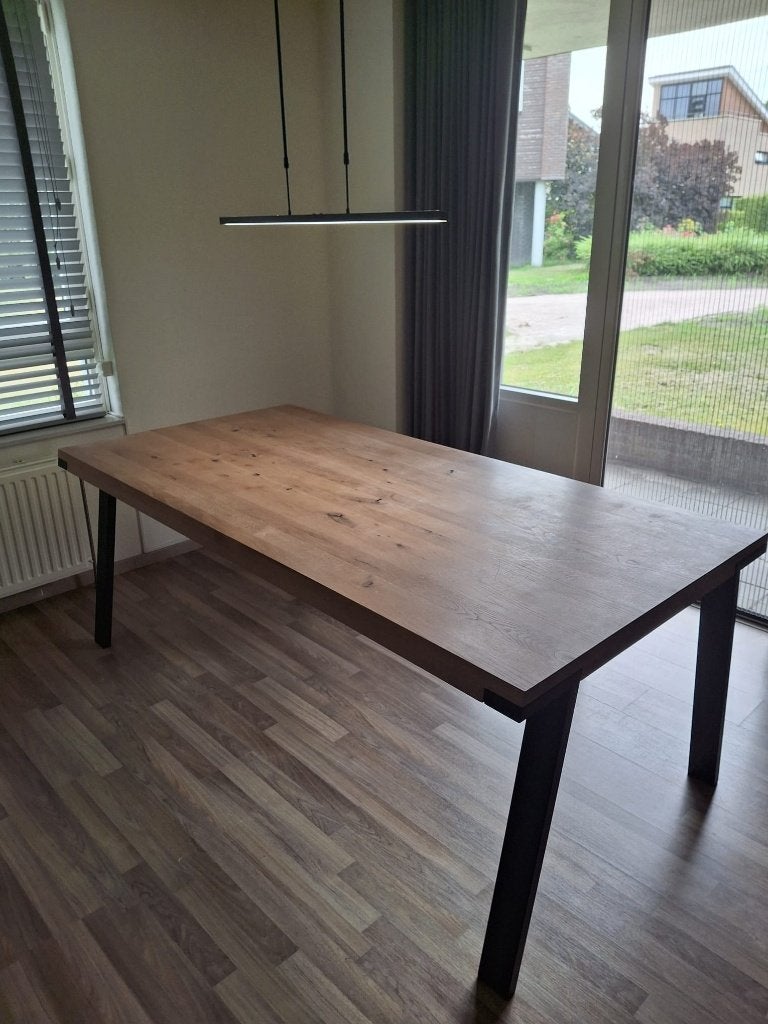 Robuuste eikenhouten tafel met metalen onderstel, Ophalen, Gebruikt, 50 tot 100 cm, Vijf personen of meer