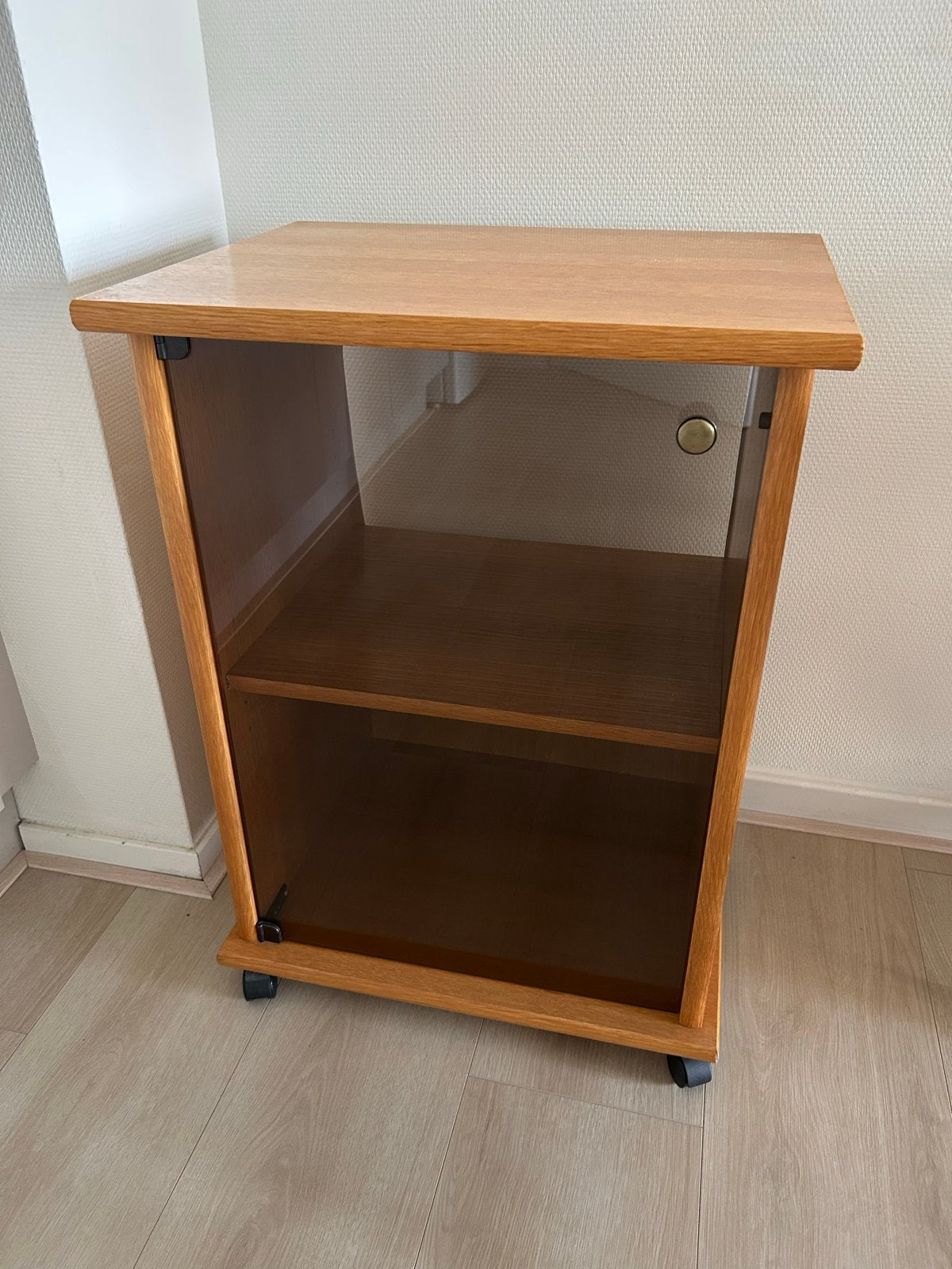 Houten kastje op wieltjes (audiomeubel of tv-kastje), Ophalen, Gebruikt, 50 tot 100 cm, Minder dan 100 cm