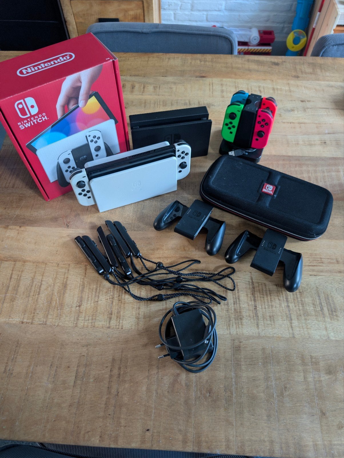 Switch OLED met veel extra + games, Met games, Met 2 controllers, Zo goed als nieuw, Switch OLED