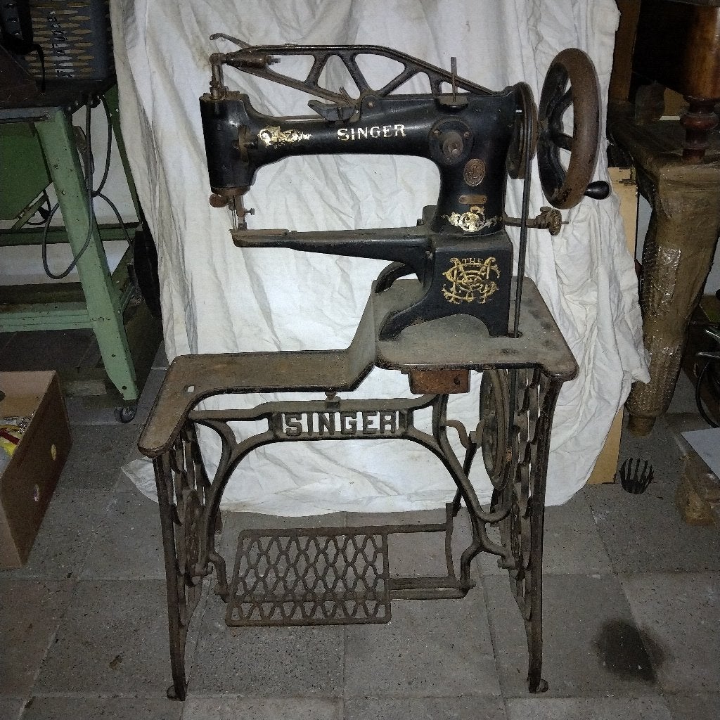 Antieke Singer naaimachine, Ophalen