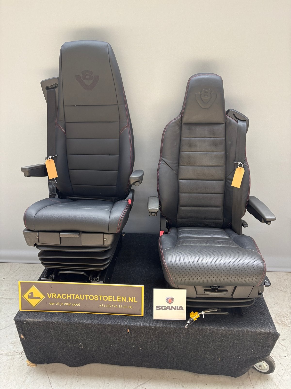 Leren Scania luchtgeveerde stoelen set V8 logo, Ophalen of Verzenden, Nieuw, Scania, Interieur en Bekleding