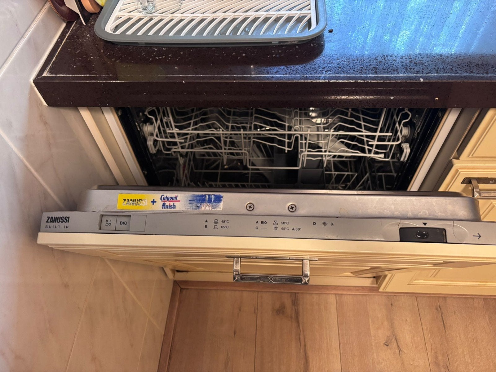 Complete keuken met koelkast , oven, en vaatwasser