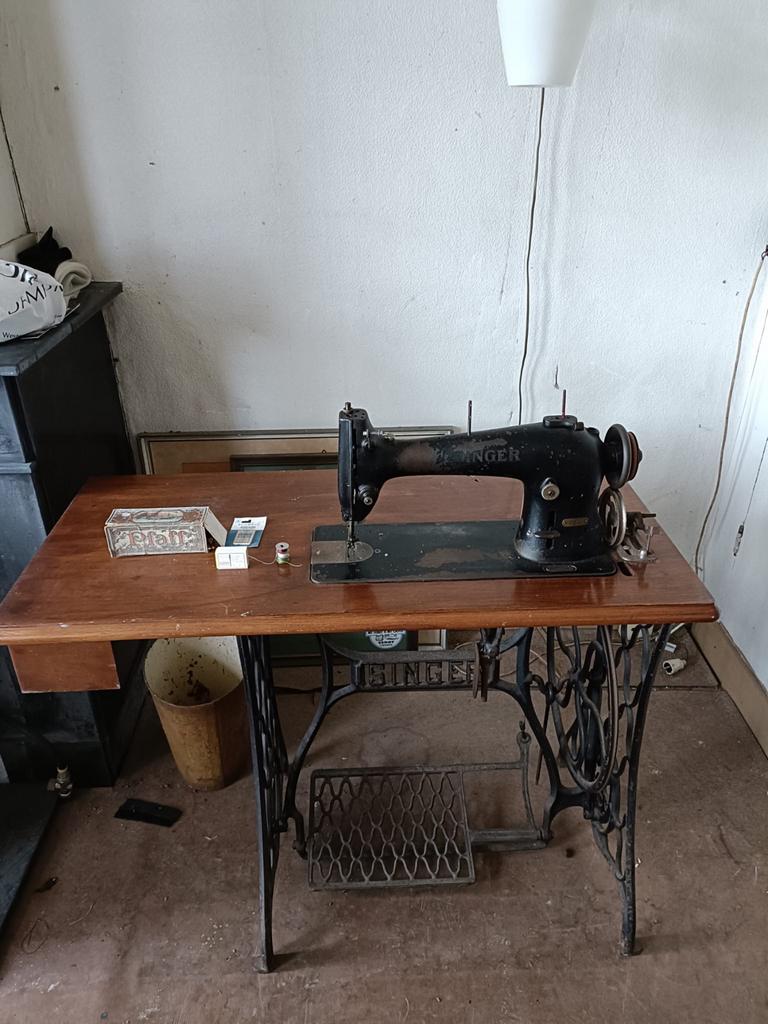 Antieke Singer Naaimachine met Onderstel, Antiek en Kunst, Ophalen