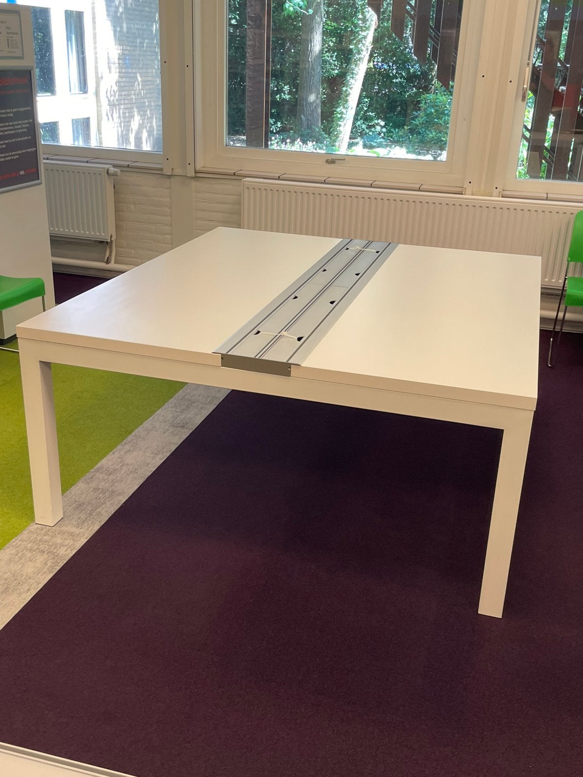 Mooi grote tafel voor bijvoorbeeld kantoor met snoerengoot, Ophalen, 150 tot 200 cm, Vijf personen of meer, 150 tot 200 cm
