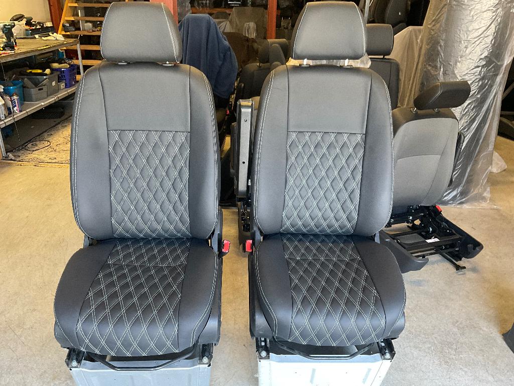 Twee voorstoelen met zwart leder voor Sprinter W906., Auto-onderdelen, Interieur en Bekleding, Ophalen, Nieuw, Mercedes-Benz