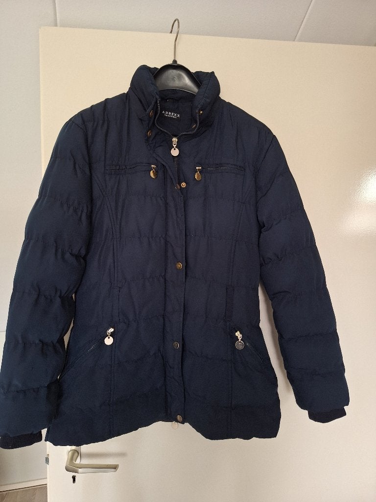 Warm winterjack donkerblauw/goud details mt 36-38, Blauw, Adrexx, Ophalen of Verzenden, Zo goed als nieuw