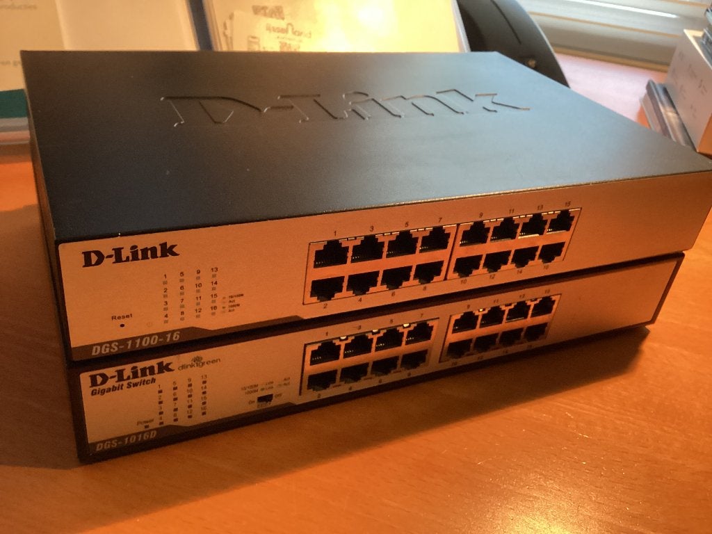2 stuks D-Link Netwerk Switches (Prijs per Stuk), Ophalen, Zo goed als nieuw