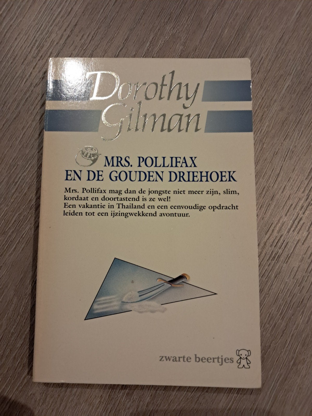 K: Mrs. Pollifax en de Gouden Driehoek - Dorothy Gilman, Ophalen of Verzenden, Gelezen, Dorothy Gilman, Europa overig