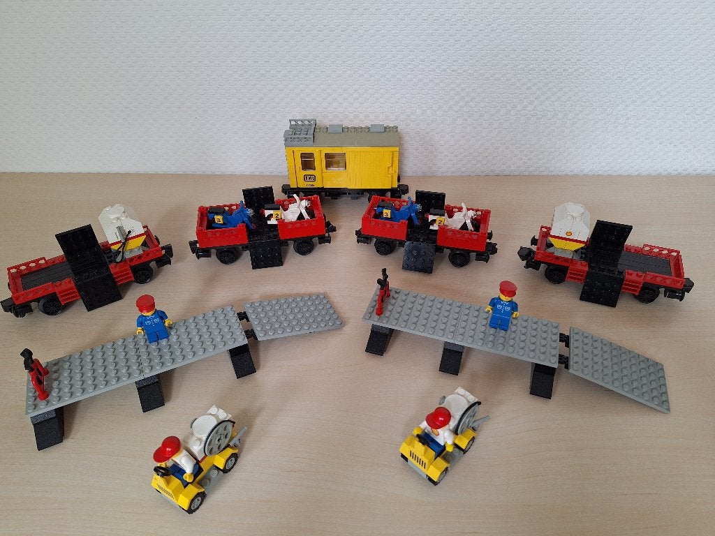 Lego: 5 wagons, 2 perrons van 7735 12 volt vrachttrein trein, Inclusief minifiguren, Gebruikt, Overige thema's, Lego