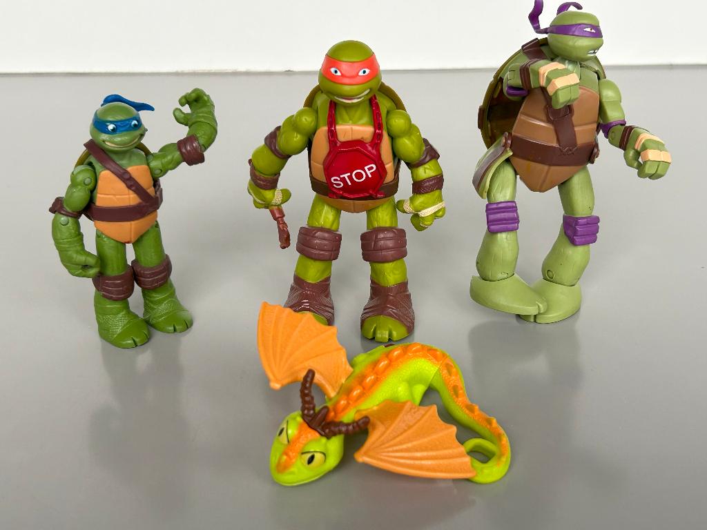Set van 3 Teenage mutant Ninja Turtles + draak, Ophalen of Verzenden, Gebruikt
