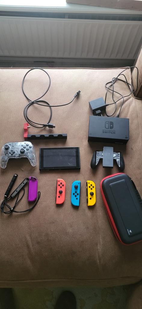Nintendo Switch met veel accessoires en controllers, Spelcomputers en Games, Spelcomputers | Nintendo Switch, Ophalen of Verzenden