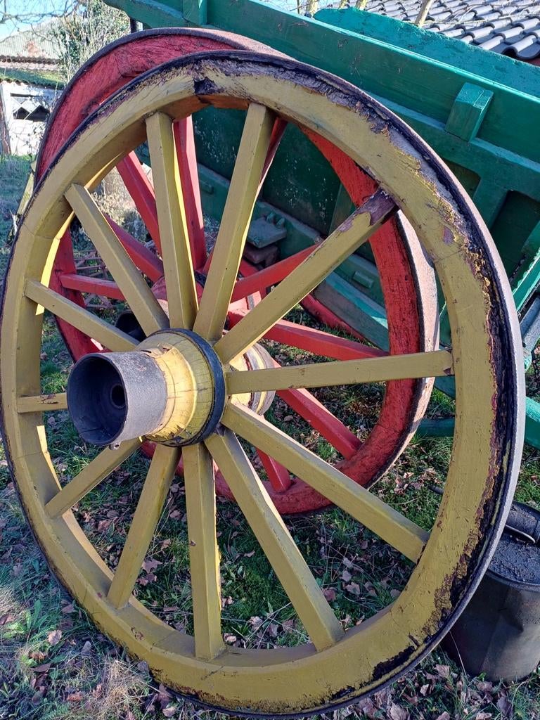 1 karrewiel. Diameter wiel 1.40 mtr., breed 10 cm., Ophalen
