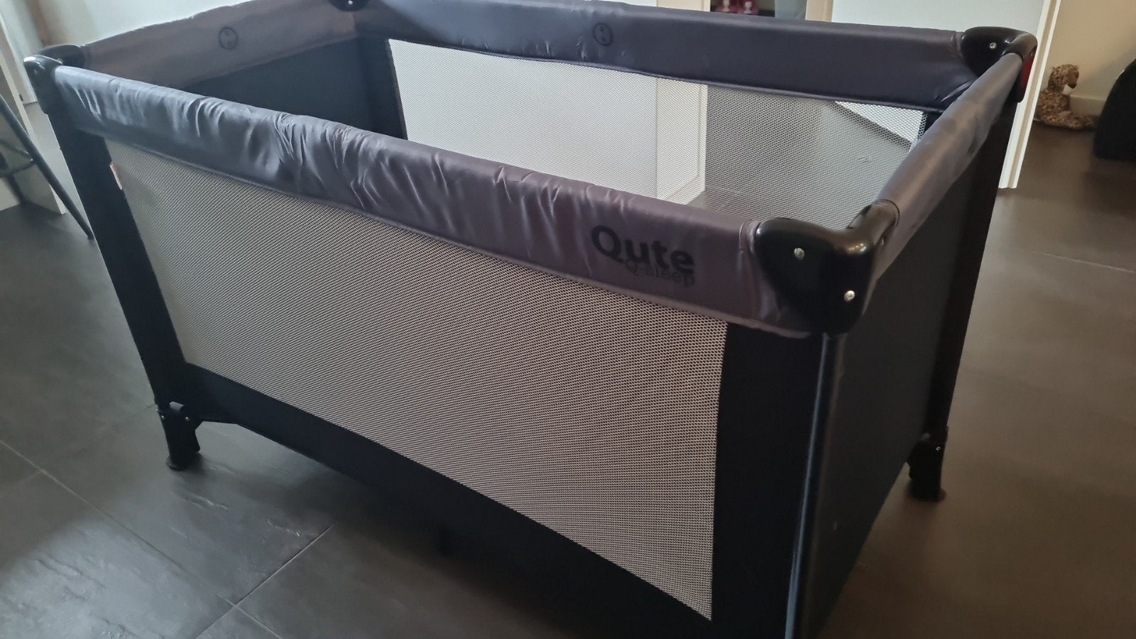 Zwart campingbedje met extra dik matras, Ophalen, Gebruikt, Reisbedje