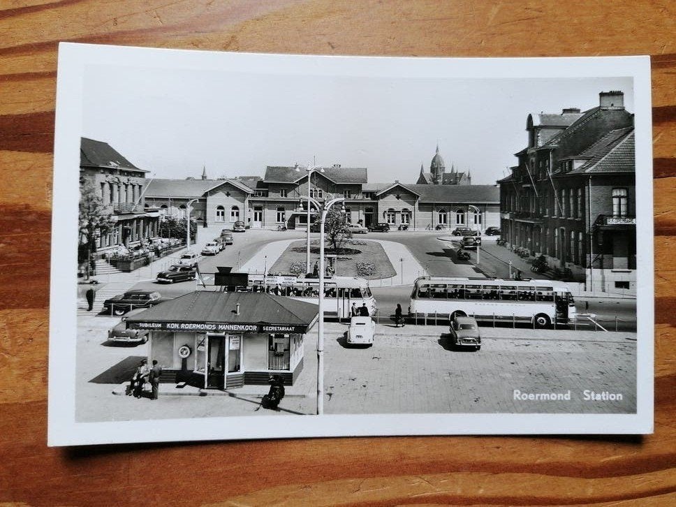 Oude ansichtkaart Roermond Station met postzegel 1955, Verzamelen, Ansichtkaarten | Nederland, Ophalen of Verzenden, 1940 tot 1960