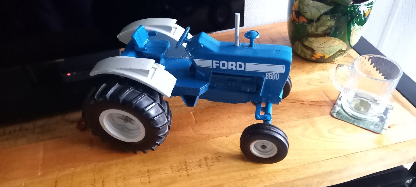 Ertl 1:12 Ford 8600 Tractor Model, Ophalen of Verzenden, Zo goed als nieuw