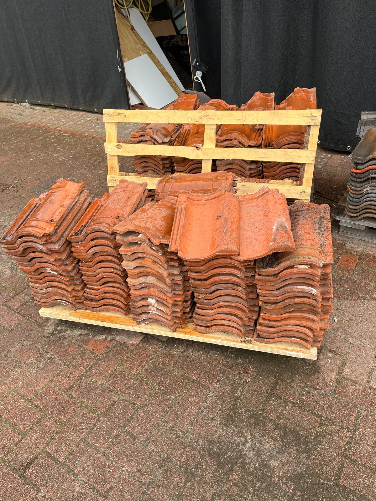 210 stuks Gebruikte dakpannen - Steen of Klei - Rood, Doe-het-zelf en Verbouw, Dakpannen en Dakbedekking, Ophalen, Gebruikt, Steen of Klei