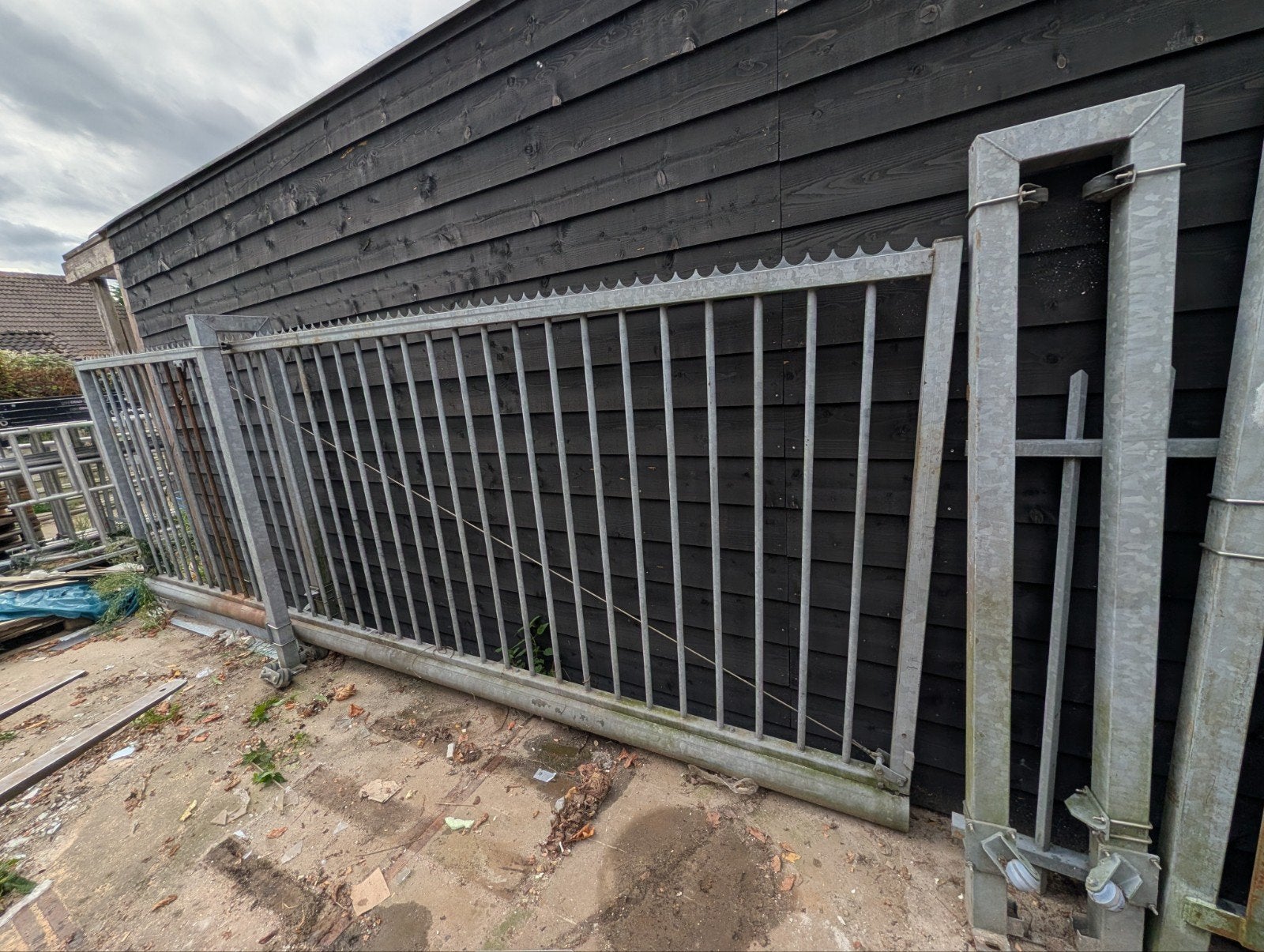Robuust ijzeren schuifhek met poort, Met poort, Gebruikt, IJzer, Spijlenhekwerk