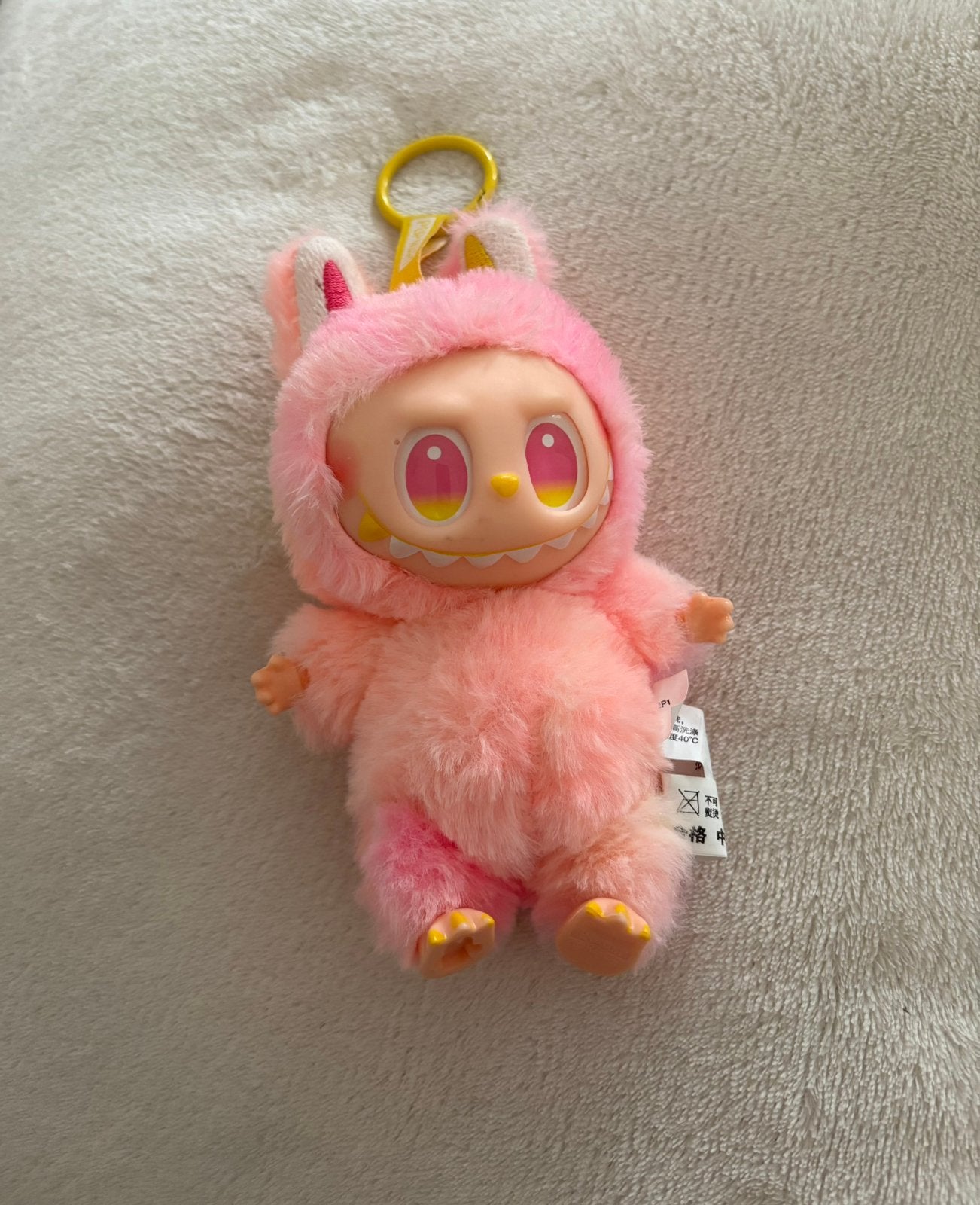 Labubu Loyalty Into Energy Roze/Geel Pluche Vinyl hanger!, Ophalen of Verzenden, Zo goed als nieuw, Knuffel of Figuurtje