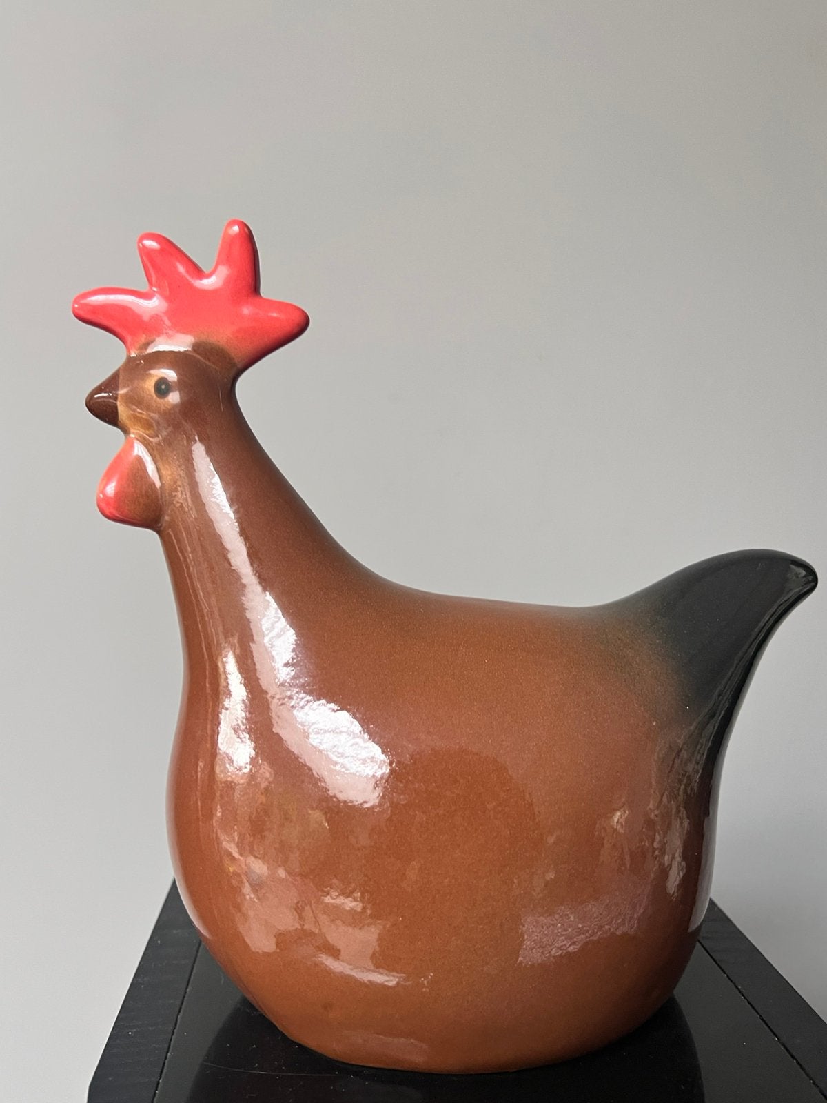 SUPER SCHATTIG CERAMISCH KIP GEGLAZUURD BEELD BEELDJE BRUIN, Geglazuurd, Ophalen of Verzenden, 20 - 50 cm, Steen of Keramiek